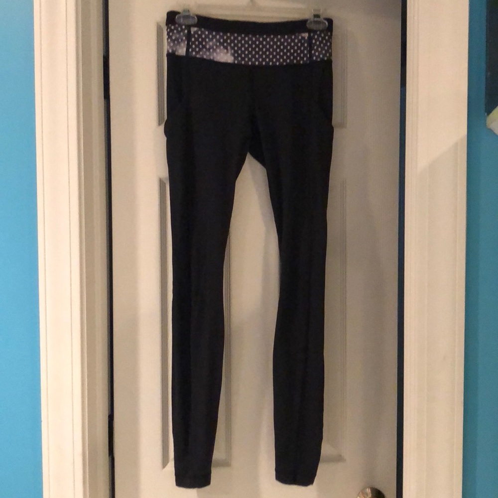 Lululemon black leggings with pocket and zipper